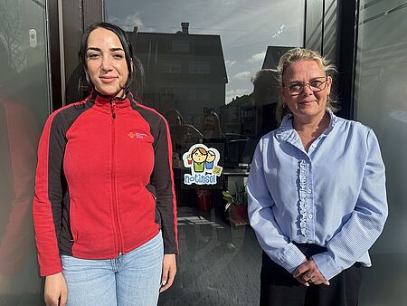 Mitarbeiterinnen der AP Süd vor Notinsel Aufkleber